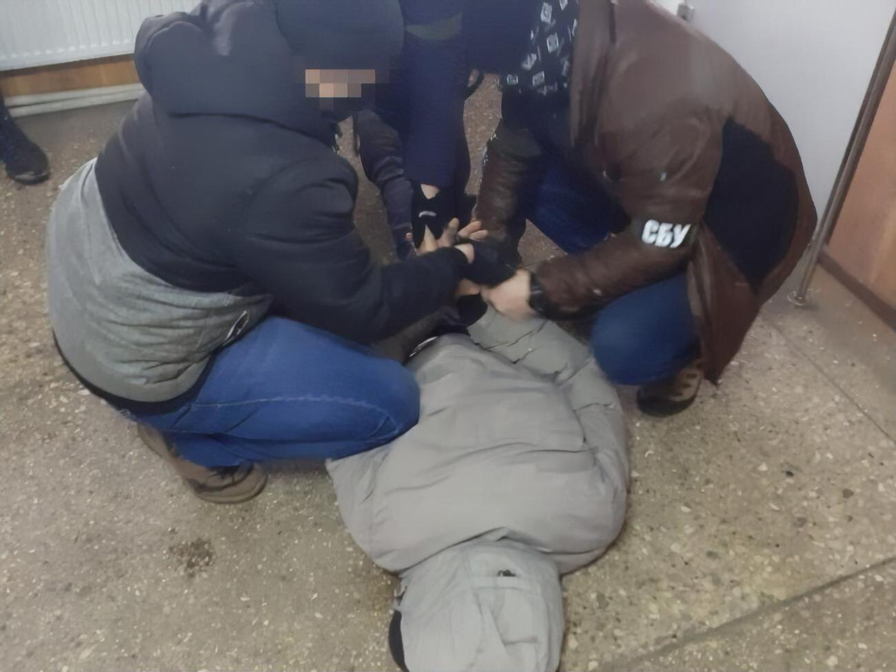 Правоохоронці затримали агентів спецслужби РФ під час контрольованого передання секретних документів