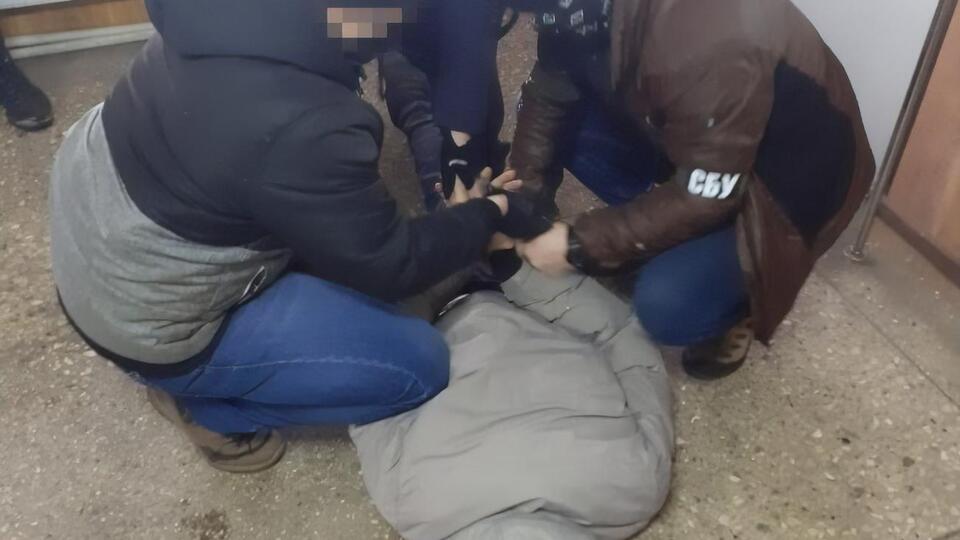 Правоохоронці затримали агентів спецслужби РФ під час контрольованого передання секретних документів