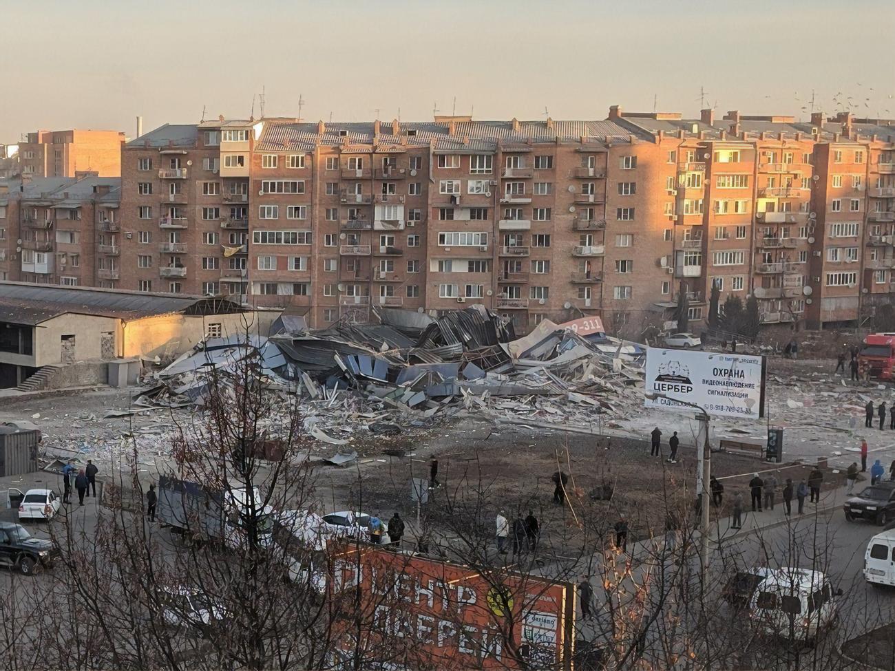 Здесь раньше был супермаркет "Магнит", после взрыва от него остались завалы