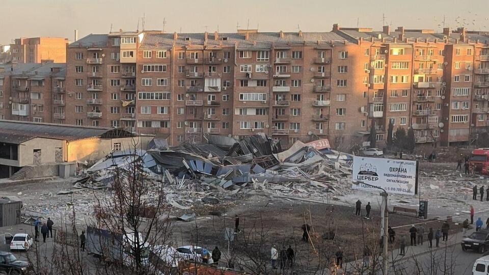 Тут раніше був супермаркет "Магніт", після вибуху від нього залишилися завали
