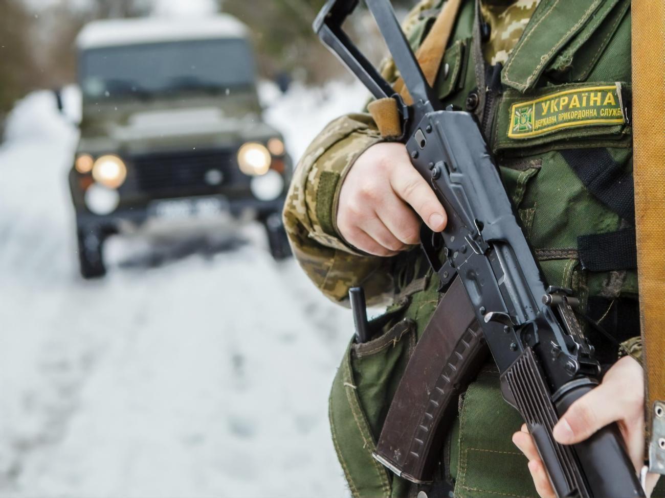В частный дом к пограничникам ворвались неизвестные с угрозами