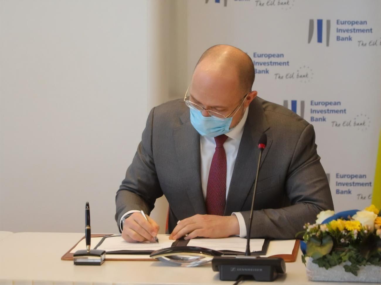 Шмигаль підписав договір про кредит у штаб-квартирі банку в Люксембурзі