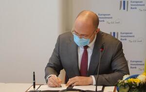 Шмигаль підписав договір про кредит у штаб-квартирі банку в Люксембурзі