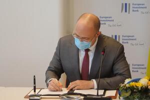 Шмигаль підписав договір про кредит у штаб-квартирі банку в Люксембурзі
