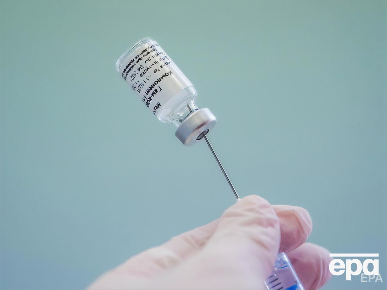 Російську вакцину розкритикували в науковій спільноті, оскільки її зареєстрували до проходження третьої фази клінічних випробувань