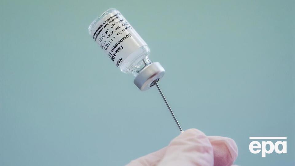 Российская вакцина подверглась критике в научном сообществе, так как она была зарегистрирована до прохождения третьей фазы клинических испытаний