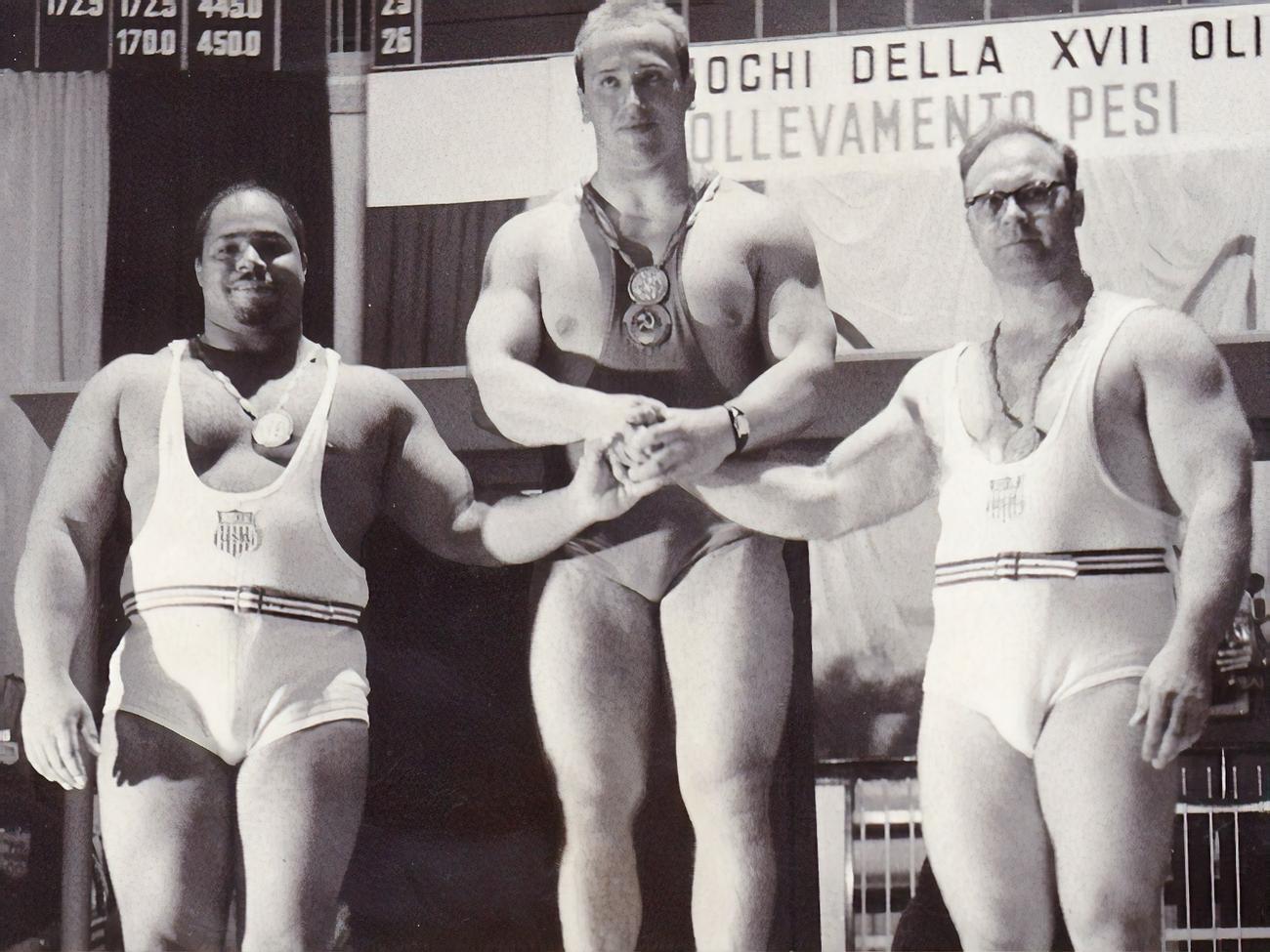 Власов (в центре)&nbsp;стал олимпийским чемпионом в 1960 году в Риме