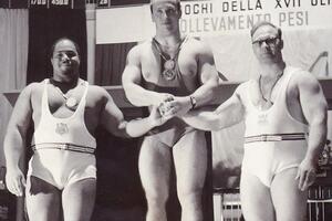 Власов (в центре) стал олимпийским чемпионом в 1960 году в Риме