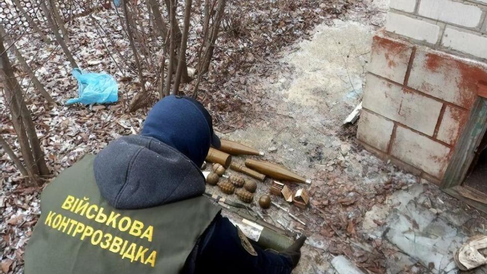 Біля воріт силовики наштовхнулися на розтяжку з гранатою