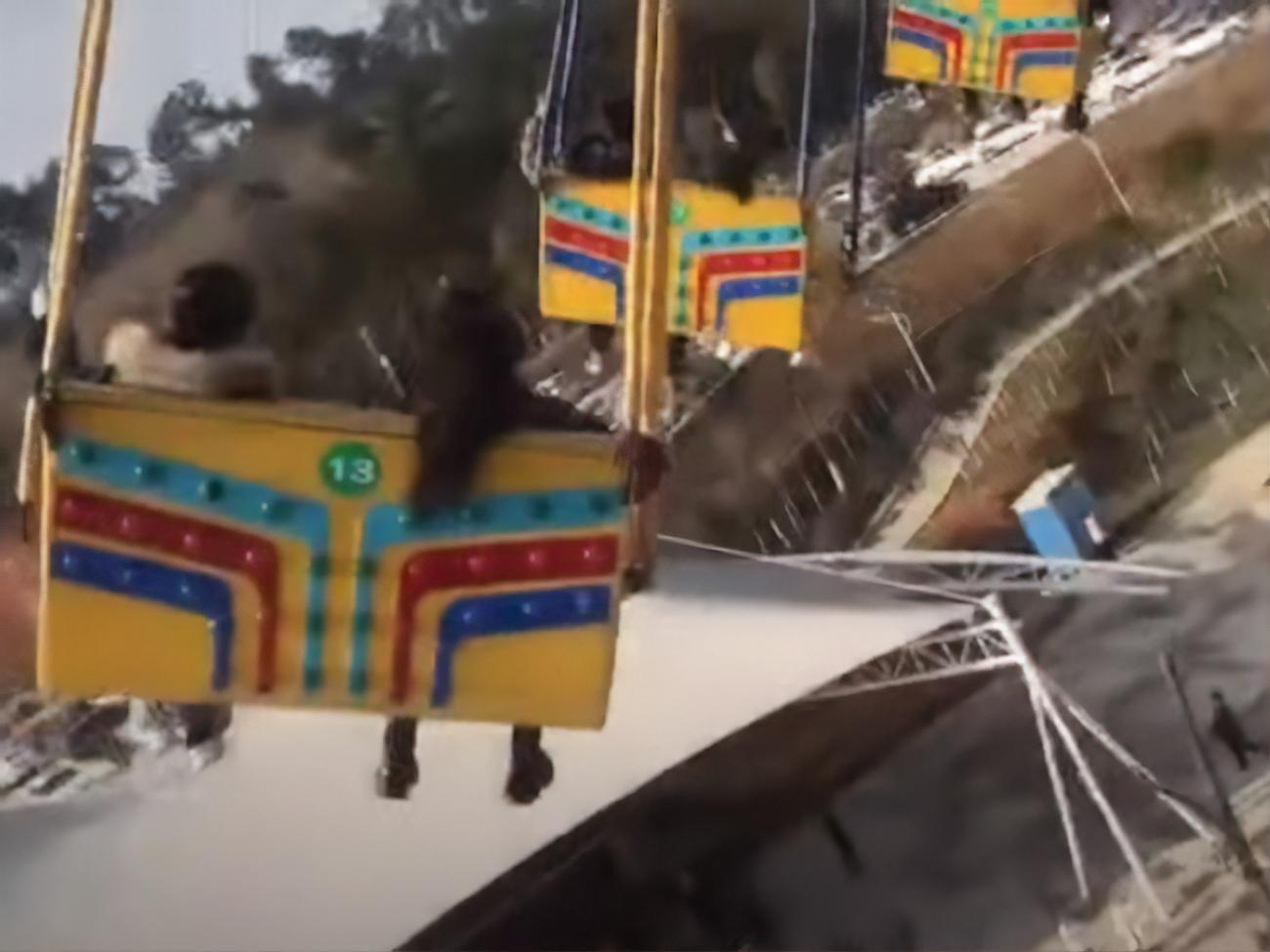 Инцидент произошел с "летающими качелями"