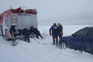 С начала непогоды в Украине сотрудники ГСЧС освободили 2621 транспортное средство