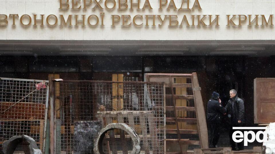 Возле крымского парламента в Симферополе на акции 26 февраля 2014 года произошли столкновения