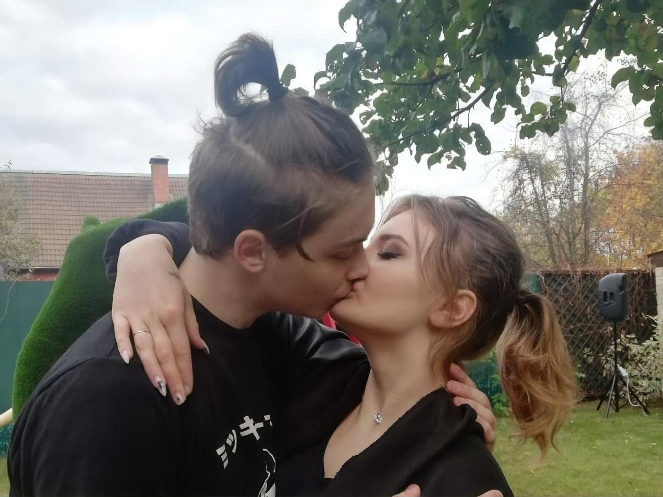 Глушко молодший за свою обраницю на два роки