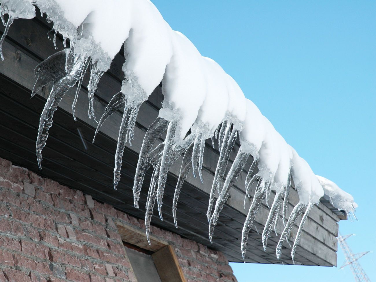 Центр екстреної медичної допомоги закликає обережно ходити під дахами будинків і уникати ділянок, де нависає сніг або багато бурульок