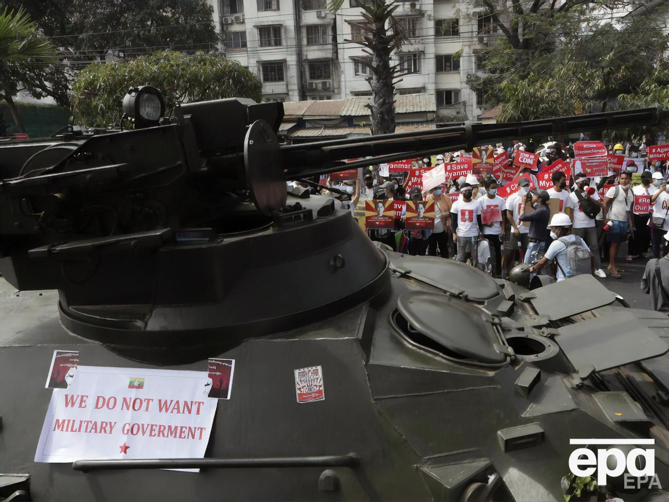 В день переворота на улицах столицы Мьянмы были российские бронемашины