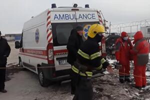 Рятувальники мотузкою витягли хлопчика на берег і відразу ж передали в карету швидкої допомоги