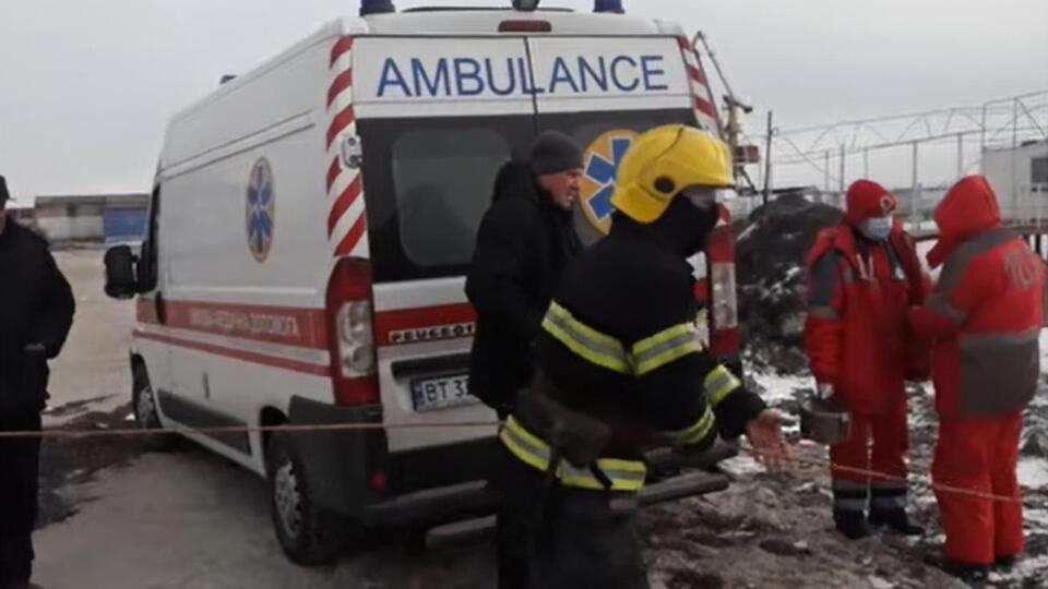 Рятувальники мотузкою витягли хлопчика на берег і відразу ж передали в карету швидкої допомоги