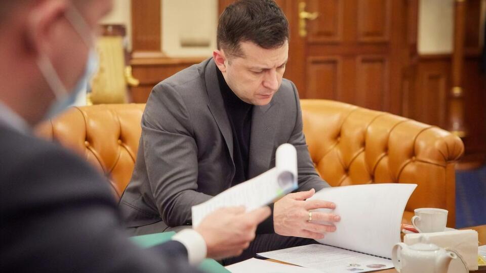 Зеленский: Вопросов до сих пор остается много. Кто устанавливал мины? Почему о них не были предупреждены наши парни?