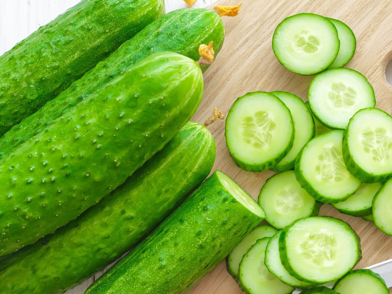 Для приготування салату огірки необхідно побити тильною стороною ножа-сікача