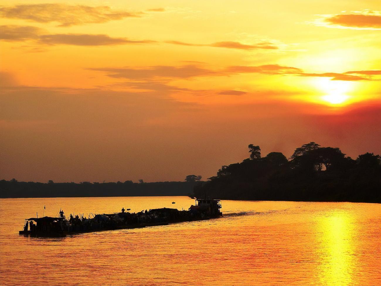 Жителі ДР Конго пересуваються в човнах через погані дороги