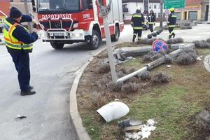 Ліхтарний стовп, у який врізалася вантажівка, упав і розбився на шматки, але водія це не зупинило