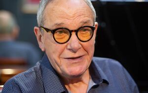 Виторган: Я о смерти не думаю. Она подойдет, когда повестку пришлют. Как я могу думать о смерти, когда эти чудеса передо мной – три женщины: Ирочка и две малышки?