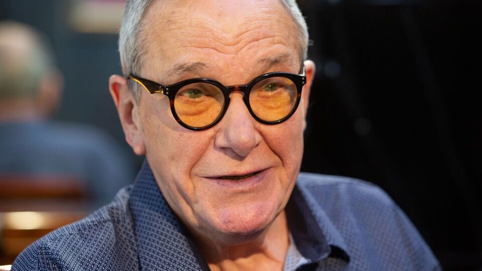 Виторган: Я о смерти не думаю. Она подойдет, когда повестку пришлют. Как я могу думать о смерти, когда эти чудеса передо мной – три женщины: Ирочка и две малышки?