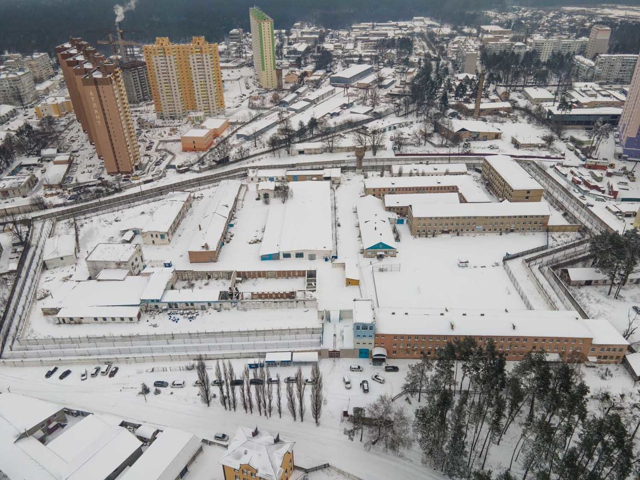 Тюрма розташована в центрі селища міського типу Коцюбинське менше ніж за 3 км від Києва. Площа земельної ділянки &ndash; 8,3 га