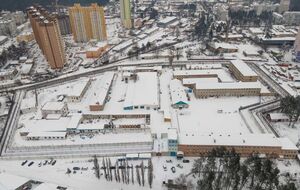 Тюрма розташована в центрі селища міського типу Коцюбинське менше ніж за 3 км від Києва. Площа земельної ділянки – 8,3 га