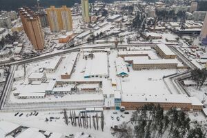 Тюрьма находится в центре поселка городского типа Коцюбинское менее чем в 3 км от Киева. Площадь земельного участка – 8,3 га