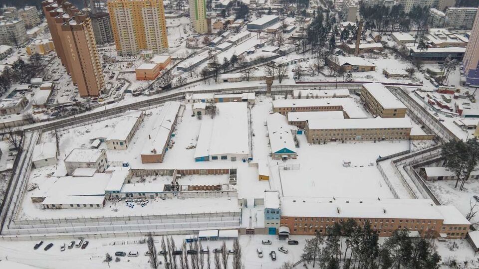 Тюрма розташована в центрі селища міського типу Коцюбинське менше ніж за 3 км від Києва. Площа земельної ділянки – 8,3 га