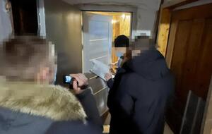 Правоохранители провели обыск по месту жительства фигуранта, изъяли печати и документы