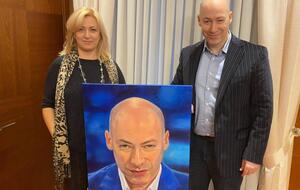 Художница Барашикова: Когда люди, даже не знакомые лично с Дмитрием Гордоном, но знающие его как публичного человека, увидели его портреты, отметили: "Как ты уловила характер!"