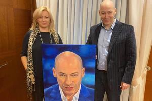 Художница Барашикова: Когда люди, даже не знакомые лично с Дмитрием Гордоном, но знающие его как публичного человека, увидели его портреты, отметили: "Как ты уловила характер!"