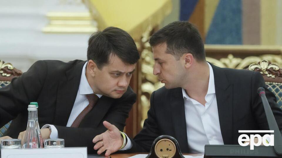 Разумков (на фото слева) был избран в Верховную Раду по списку "Слуги народа"