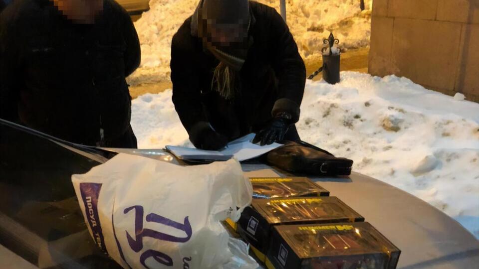 В ходе обыска правоохранители обнаружили и изъяли кокаин весом около 1 кг