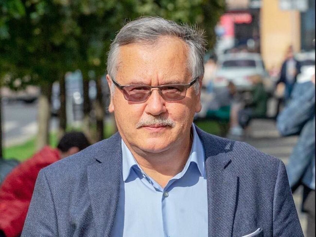 "На кого розрахована вистава "Порошенко сам у себе купив канал". Усім і без вистави було ясно, чий це канал і кого він щоденно рекламує