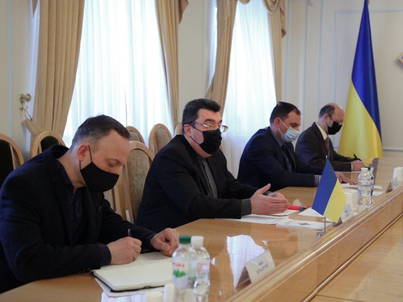 За результатами засідання РНБО Данілов (у центрі) проведе брифінг