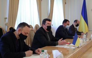 За результатами засідання РНБО Данілов (у центрі) проведе брифінг