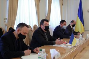 За результатами засідання РНБО Данілов (у центрі) проведе брифінг