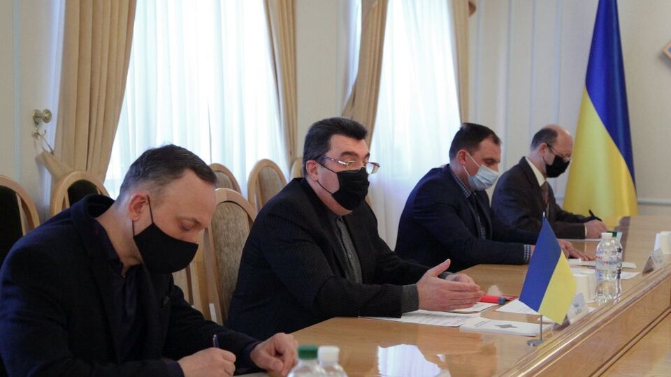 По результатам заседания СНБО Данилов (по центру) проведет брифинг