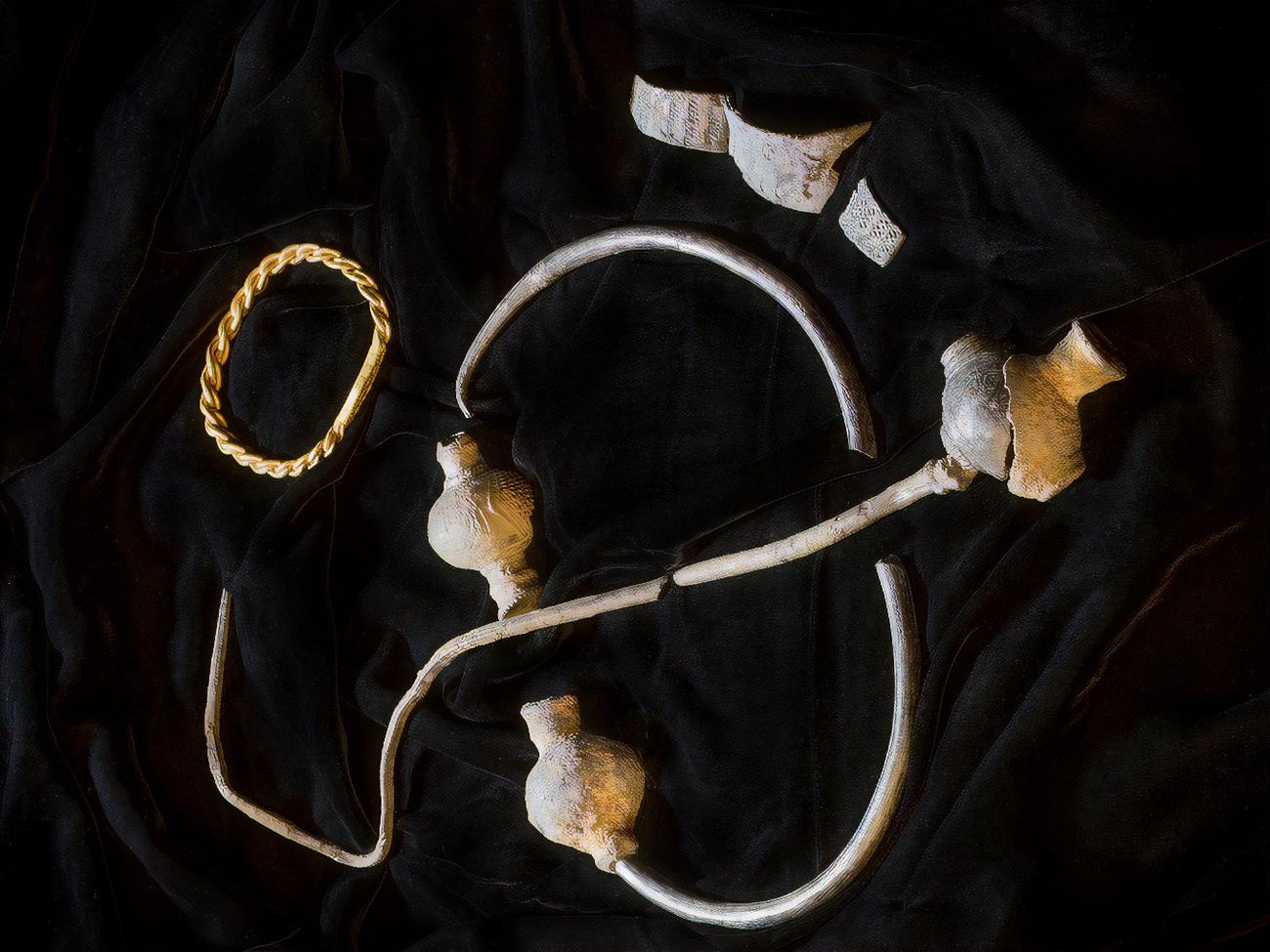 По словам археологов, самой ценной находкой является золотой браслет