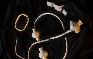 По словам археологов, самой ценной находкой является золотой браслет