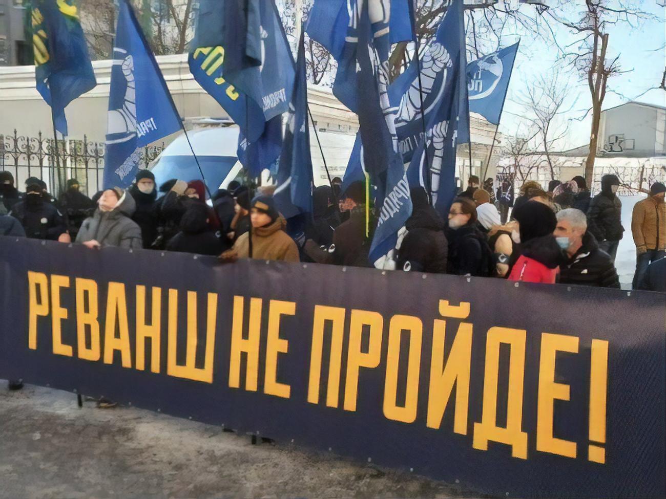 Активісти розгорнули банери і плакати