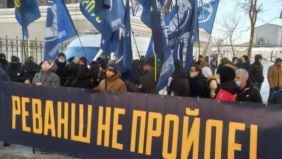 Активисты развернули баннеры и плакаты