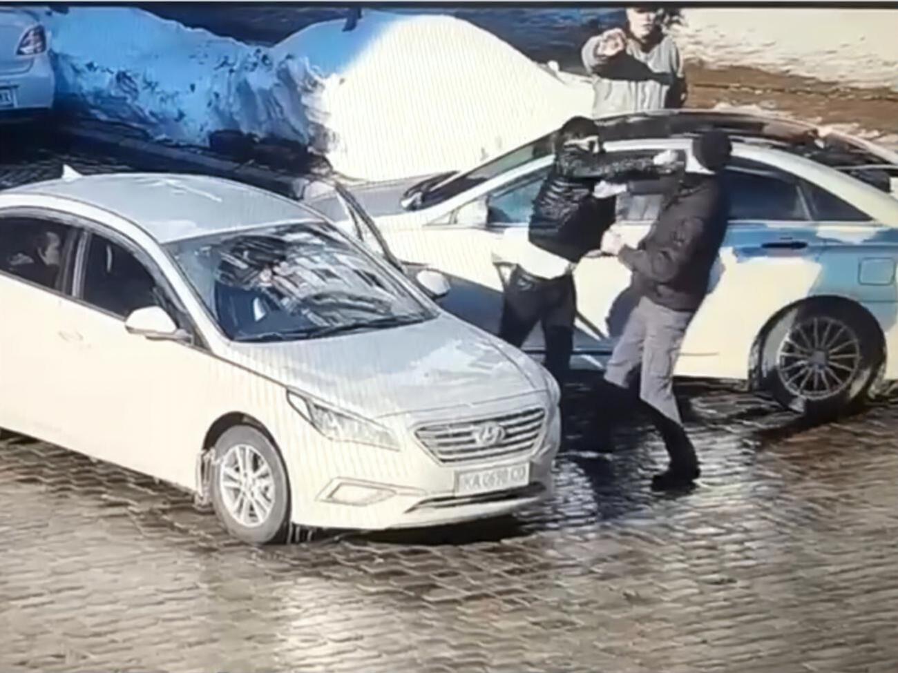 Водитель вышел из машины и ударил пешехода, тот упал и умер