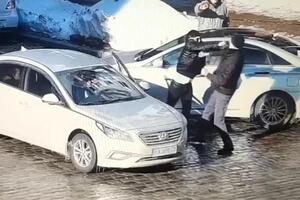 Водитель вышел из машины и ударил пешехода, тот упал и умер