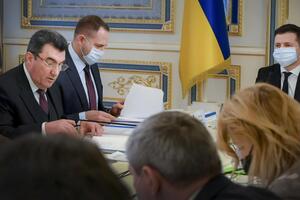 Данілов (перший ліворуч) розповів про сьогоднішнє засідання РНБО