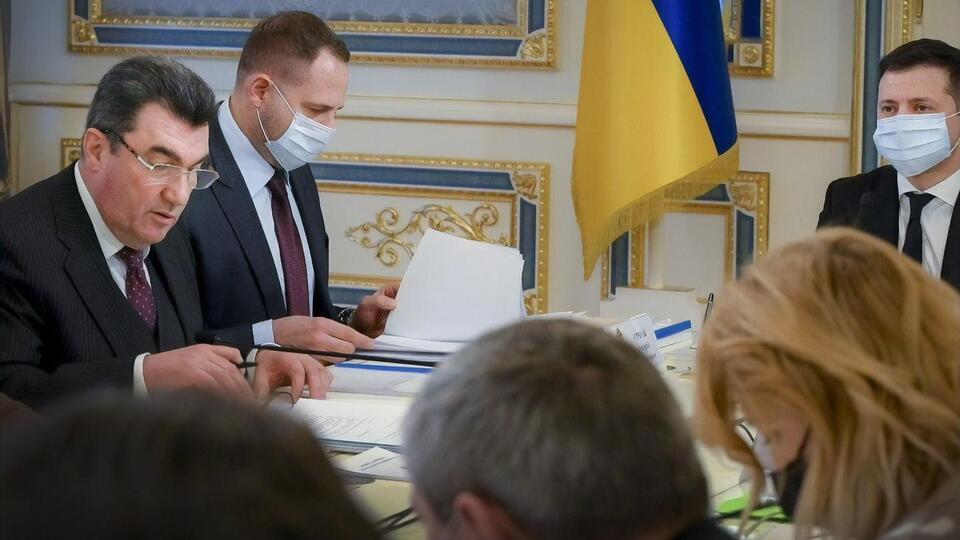 Данілов (перший ліворуч) розповів про сьогоднішнє засідання РНБО