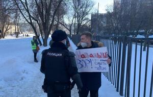 Задержали в том числе человека с плакатом "Навальный – вор"